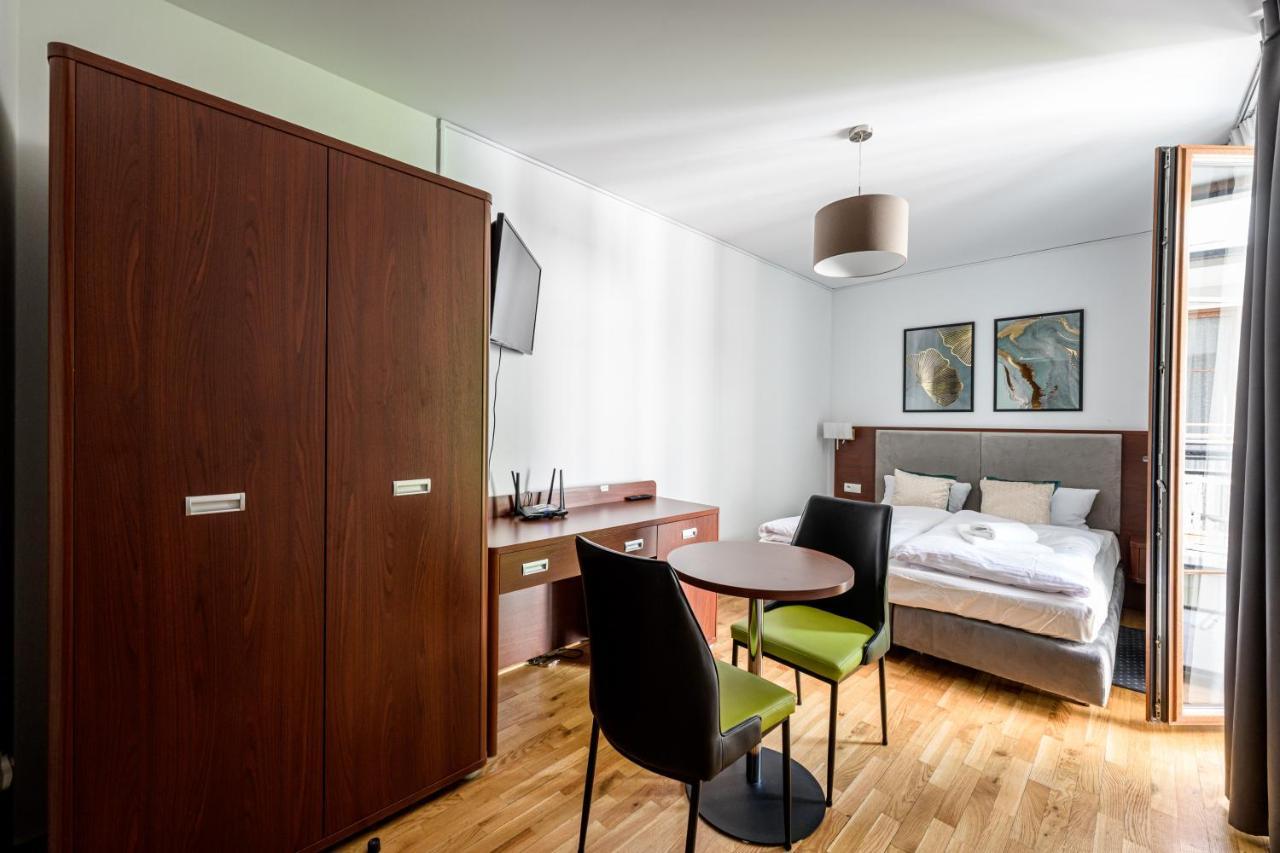 Apartment On/set
