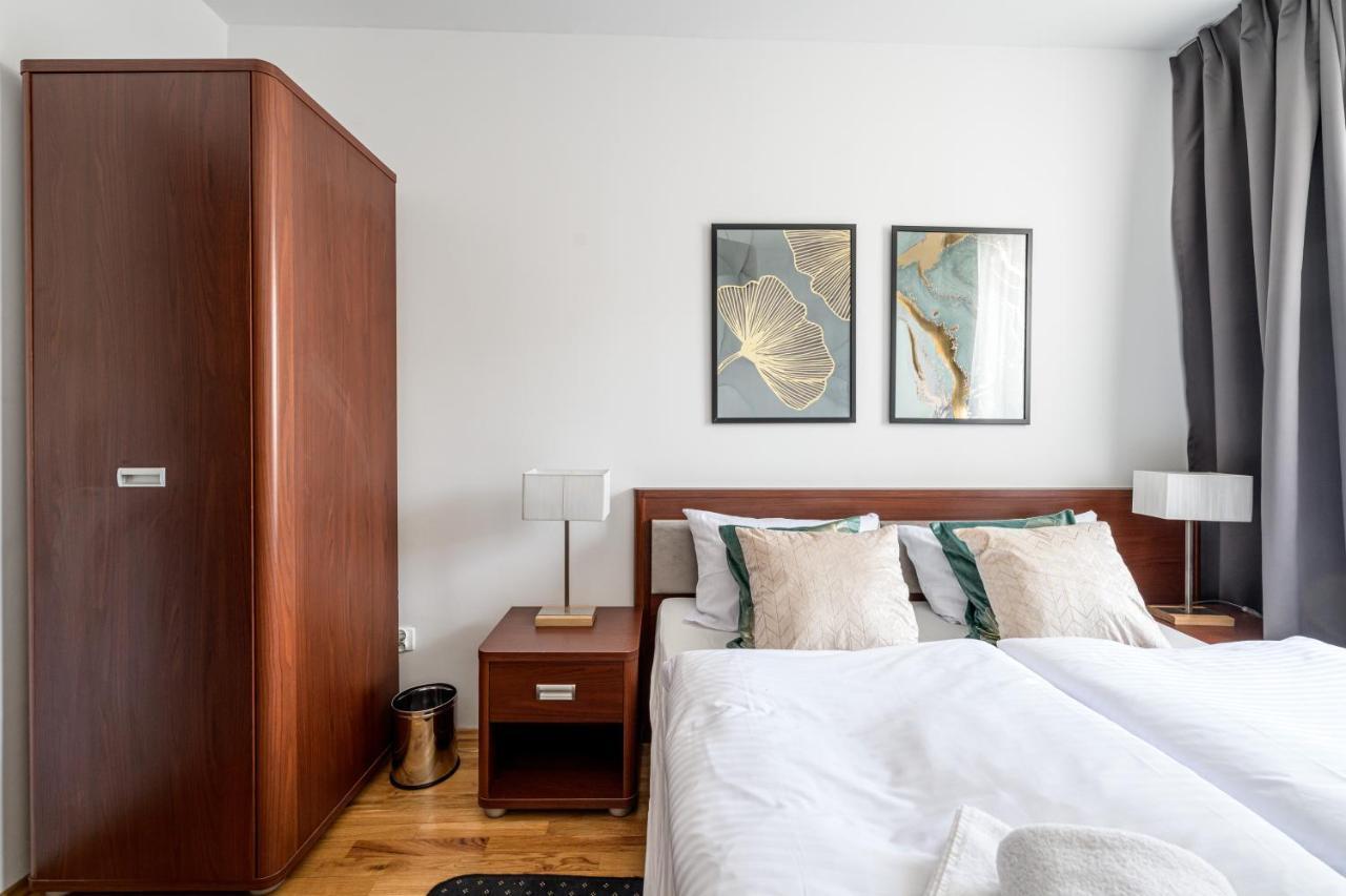 On/set Apartment