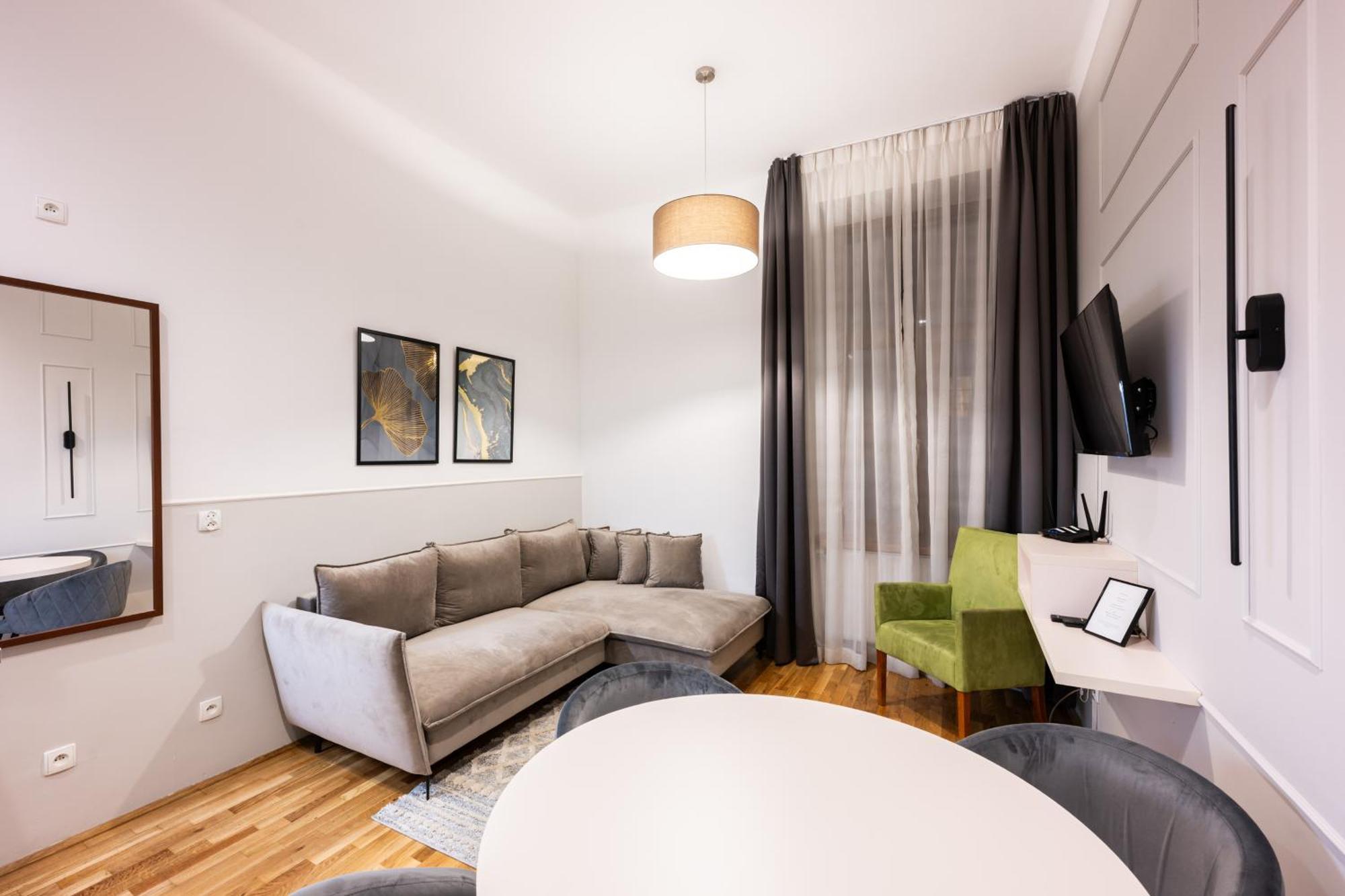 Apartment On/set